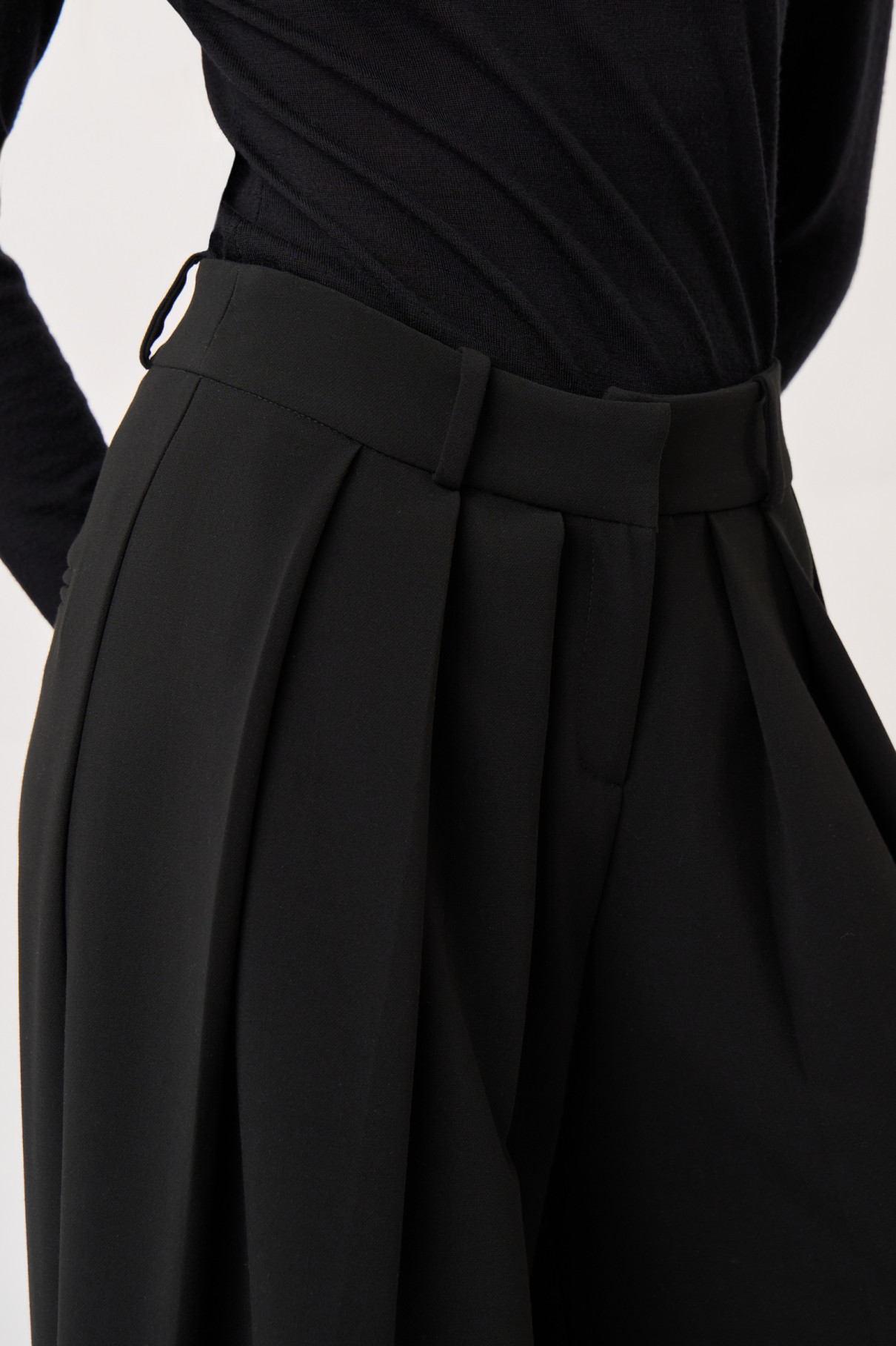 Черные брюки со складками , Чёрный, арт. FR21-ЧО-4-чр-4 купить в интернет-магазине