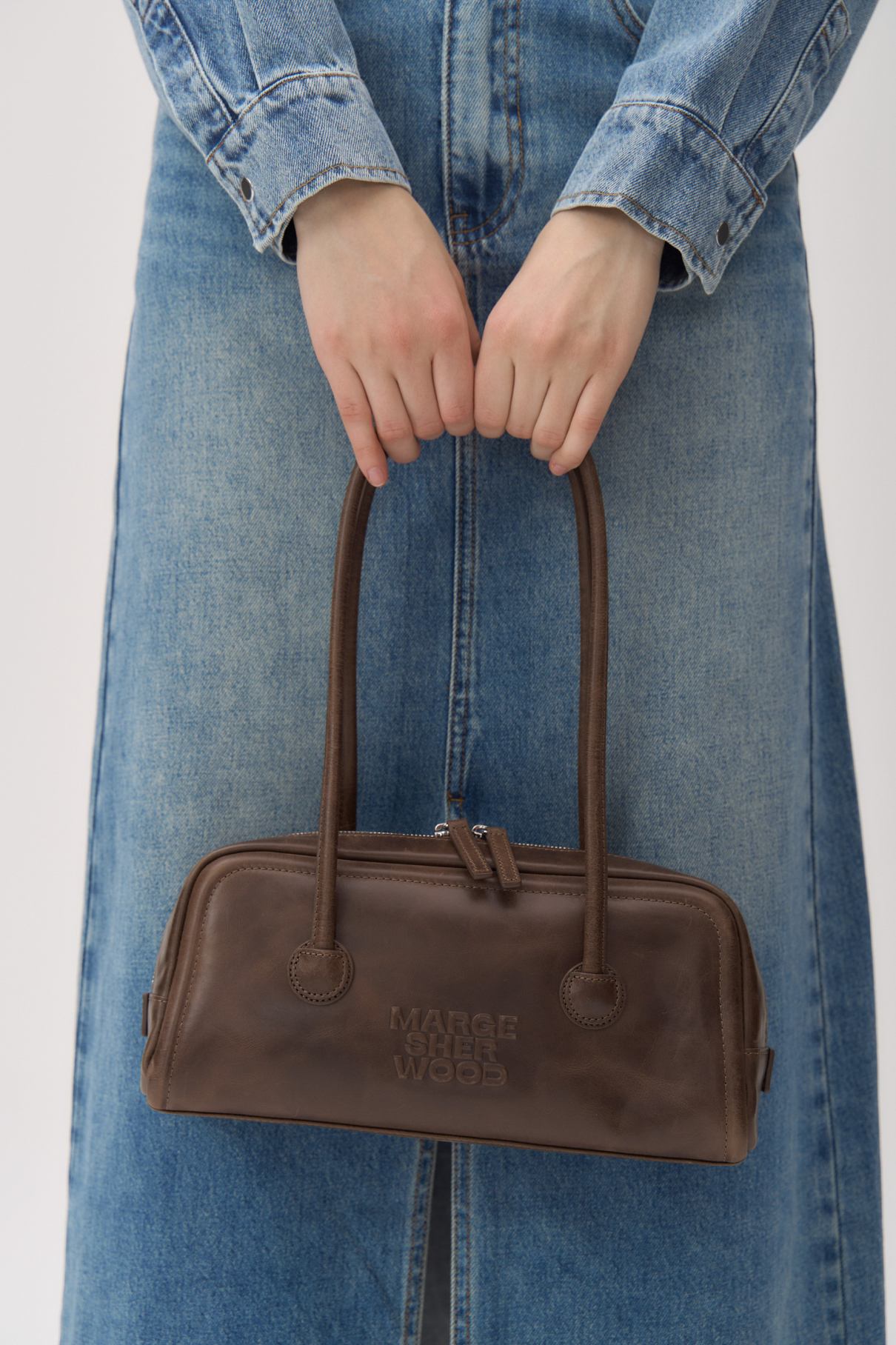 Сумка SOFT BAGUETTE BAG , коричневый, арт. EE047650 купить в интернет-магазине Сумка SOFT BAGUETTE BAG , коричневый, арт. EE047650 купить в интернет-магазине