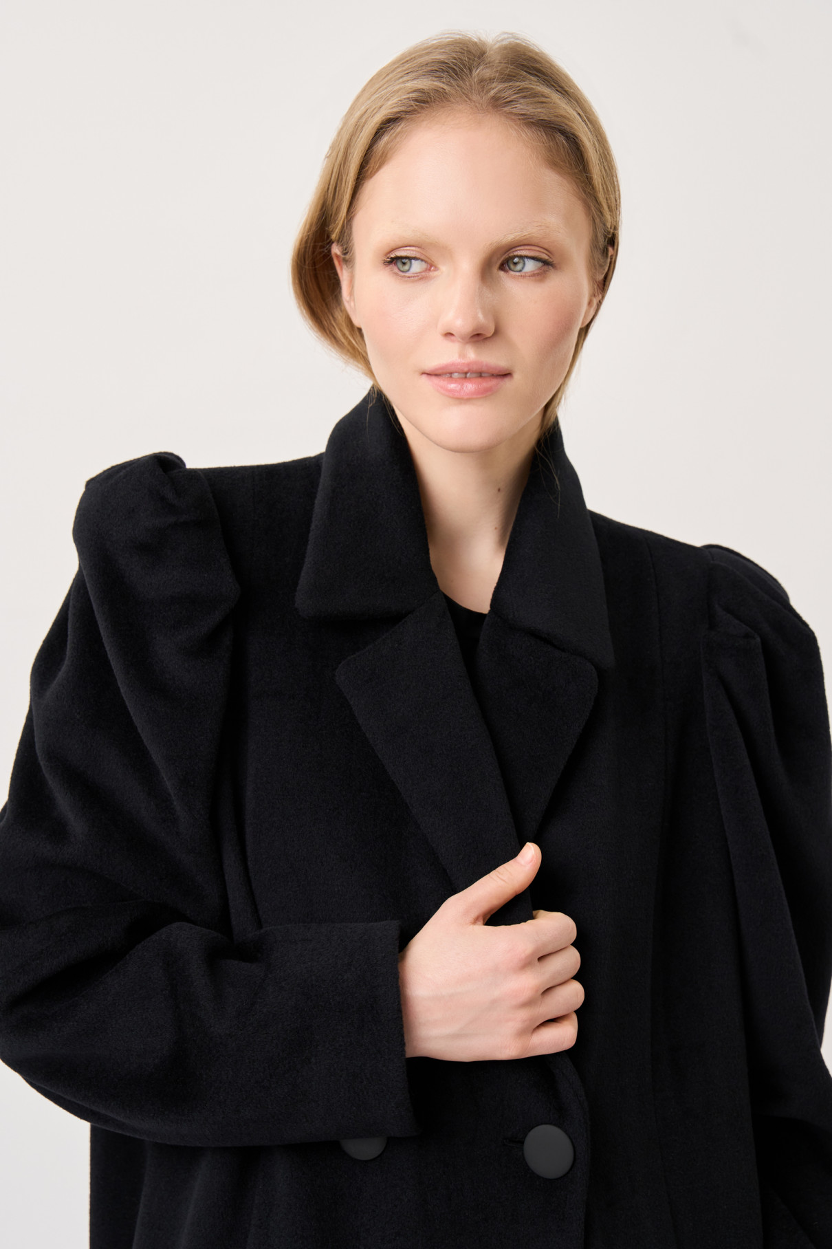 Двубортное черное пальто , арт. FR21-ПК-10-чр-4 купить в интернет-магазине