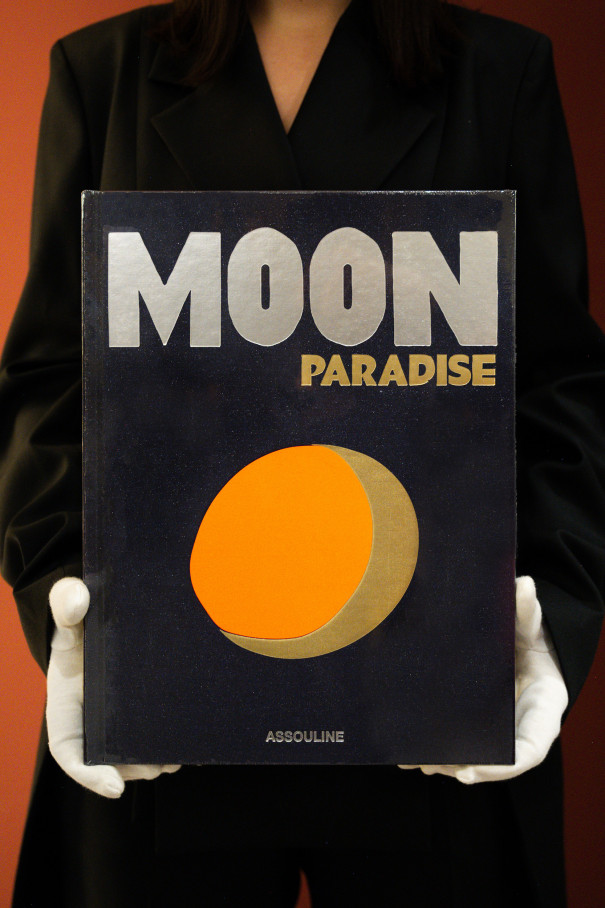 Книгa Assouline Travel Moon Paradise , арт. 9781649800770 купить в интернет-магазине