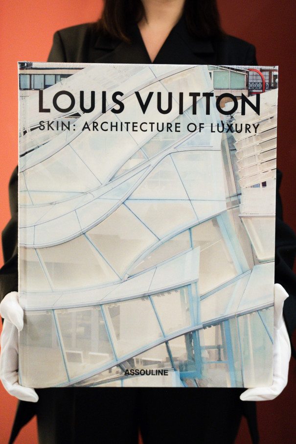Книга ASSOULINE Louis Vuitton Skin: The Architecture of Luxury (Seoul Edition) , арт. 9781649802804 купить в интернет-магазине