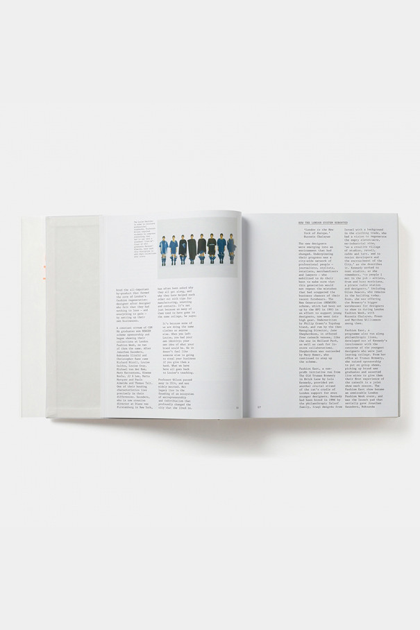 Книгa London Uprising: Fifty Fashion Designers, One City