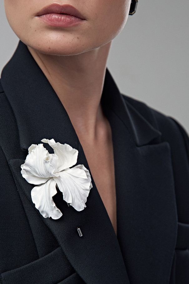 Брошь BIG BROOCH ирис белый , белый, арт. 33219121 купить в интернет-магазине
