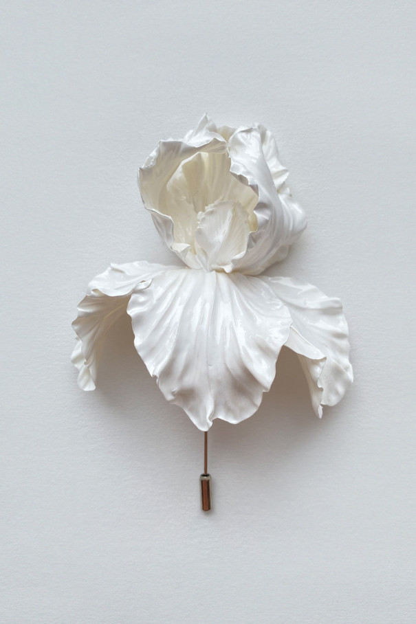 Брошь BIG BROOCH ирис белый , белый, арт. 33219121 купить в интернет-магазине