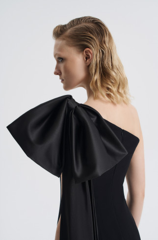 Платье на одно плечо с бантом , Черный, арт. FR26NY1DR51FLW530BL купить в интернет-магазине